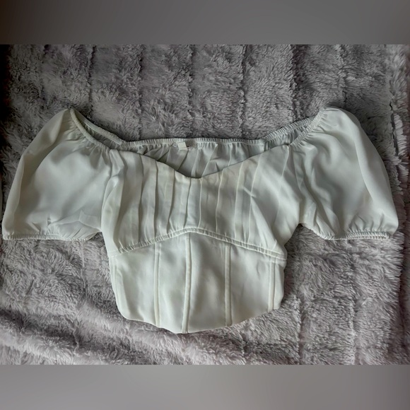 white blouse, sleeves can be worn off the shoulder, bow that ties in the back. - Picture 2 of 3